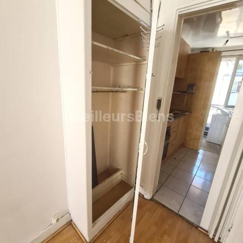 Studio place Voltaire à refaire entièrement