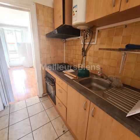 Studio place Voltaire à refaire entièrement