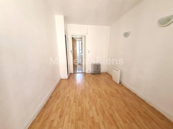 Studio place Voltaire à refaire entièrement