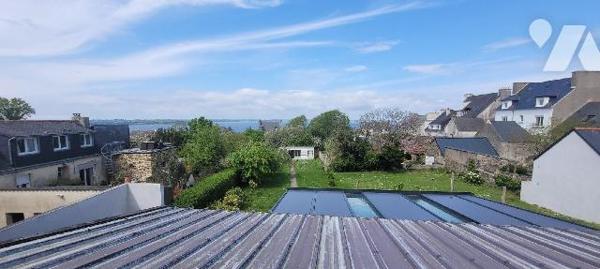 LANVEOC - Centre bourg - Maison de ville avec vue sur rade de Brest et récemment rénovée avec g...