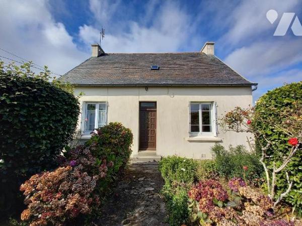 CROZON - A proximité immédiate du bourg, maison des années 57, à rénover, offrant, cuisine, séj...