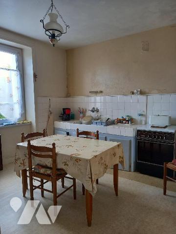 CROZON - A proximité immédiate du bourg, maison des années 57, à rénover, offrant, cuisine, séj...