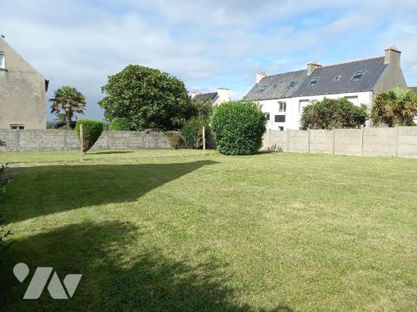 CROZON - A proximité immédiate du bourg, maison des années 57, à rénover, offrant, cuisine, séj...