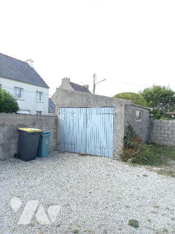 CROZON - A proximité immédiate du bourg, maison des années 57, à rénover, offrant, cuisine, séj...