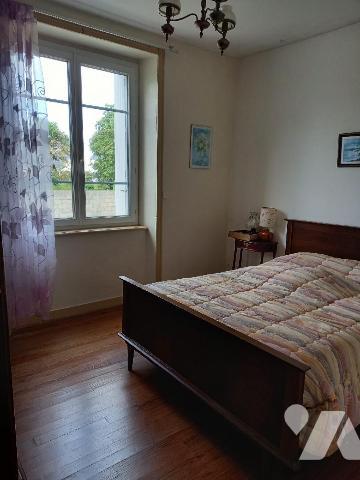 CROZON - A proximité immédiate du bourg, maison des années 57, à rénover, offrant, cuisine, séj...