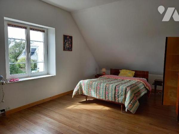 CROZON - A proximité immédiate du bourg, maison des années 57, à rénover, offrant, cuisine, séj...