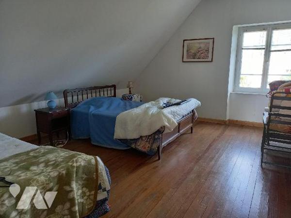 CROZON - A proximité immédiate du bourg, maison des années 57, à rénover, offrant, cuisine, séj...