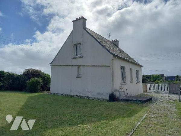 CROZON - A proximité immédiate du bourg, maison des années 57, à rénover, offrant, cuisine, séj...