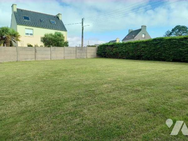 CROZON - A proximité immédiate du bourg, maison des années 57, à rénover, offrant, cuisine, séj...