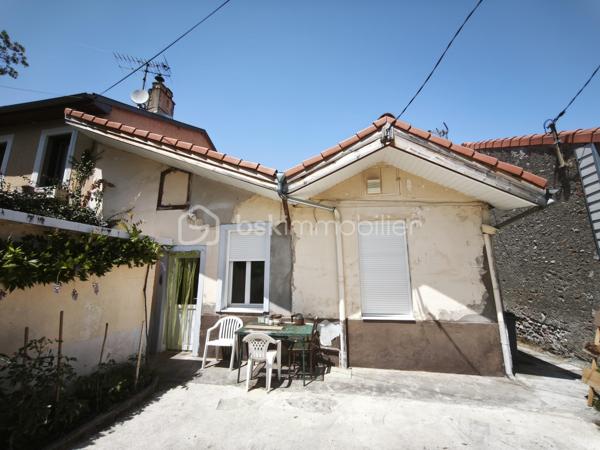 Située à proximité du centre-ville de Saint-Gaudens, cette maison d’environ 80 m² offre un beau potentiel pour un projet de rénovation. Actuellement partiellement rénovée, trois pièces ont déjà été retapées, laissant la possibilité de poursuivre les travaux selon vos souhaits pour créer un intérieur à votre image.

Elle dispose également d’un terrain d’environ 900 m², offrant un cadre idéal pour aménager jardin, espace extérieur ou extension. Un grand garage avec possibilité d’aménager un ou plusieurs espaces supplémentaires complète ce bien, parfait pour un atelier, un studio ou une habitation indépendante.

Ce bien présente de nombreux atouts : tout-à-l’égout, volet roulant électrique dans la partie rénovée, une cour intérieure d’environ 35 m², ainsi qu’un cabanon de jardin offrant un espace supplémentaire de stockage ou d’atelier. Pour un investisseur, il est envisageable de diviser le logement en deux unités distinctes, maximisant ainsi le potentiel locatif ou la valorisation du bien.

Cette maison constitue une opportunité unique pour réaliser un projet personnalisé ou un investissement rentable dans un secteur dynamique, tout en étant à proximité de toutes les commodités.

Pour plus d’informations ou organiser une visite, contactez-moi dès aujourd’hui.