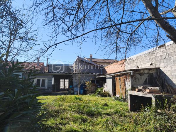 Située à proximité du centre-ville de Saint-Gaudens, cette maison d’environ 80 m² offre un beau potentiel pour un projet de rénovation. Actuellement partiellement rénovée, trois pièces ont déjà été retapées, laissant la possibilité de poursuivre les travaux selon vos souhaits pour créer un intérieur à votre image.

Elle dispose également d’un terrain d’environ 900 m², offrant un cadre idéal pour aménager jardin, espace extérieur ou extension. Un grand garage avec possibilité d’aménager un ou plusieurs espaces supplémentaires complète ce bien, parfait pour un atelier, un studio ou une habitation indépendante.

Ce bien présente de nombreux atouts : tout-à-l’égout, volet roulant électrique dans la partie rénovée, une cour intérieure d’environ 35 m², ainsi qu’un cabanon de jardin offrant un espace supplémentaire de stockage ou d’atelier. Pour un investisseur, il est envisageable de diviser le logement en deux unités distinctes, maximisant ainsi le potentiel locatif ou la valorisation du bien.

Cette maison constitue une opportunité unique pour réaliser un projet personnalisé ou un investissement rentable dans un secteur dynamique, tout en étant à proximité de toutes les commodités.

Pour plus d’informations ou organiser une visite, contactez-moi dès aujourd’hui.