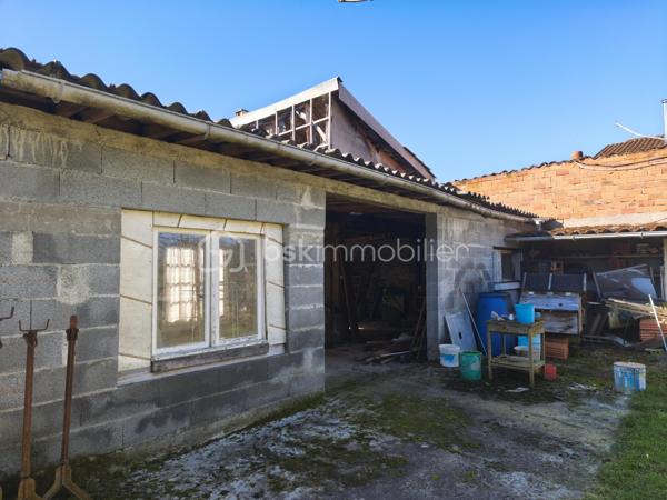 Située à proximité du centre-ville de Saint-Gaudens, cette maison d’environ 80 m² offre un beau potentiel pour un projet de rénovation. Actuellement partiellement rénovée, trois pièces ont déjà été retapées, laissant la possibilité de poursuivre les travaux selon vos souhaits pour créer un intérieur à votre image.

Elle dispose également d’un terrain d’environ 900 m², offrant un cadre idéal pour aménager jardin, espace extérieur ou extension. Un grand garage avec possibilité d’aménager un ou plusieurs espaces supplémentaires complète ce bien, parfait pour un atelier, un studio ou une habitation indépendante.

Ce bien présente de nombreux atouts : tout-à-l’égout, volet roulant électrique dans la partie rénovée, une cour intérieure d’environ 35 m², ainsi qu’un cabanon de jardin offrant un espace supplémentaire de stockage ou d’atelier. Pour un investisseur, il est envisageable de diviser le logement en deux unités distinctes, maximisant ainsi le potentiel locatif ou la valorisation du bien.

Cette maison constitue une opportunité unique pour réaliser un projet personnalisé ou un investissement rentable dans un secteur dynamique, tout en étant à proximité de toutes les commodités.

Pour plus d’informations ou organiser une visite, contactez-moi dès aujourd’hui.