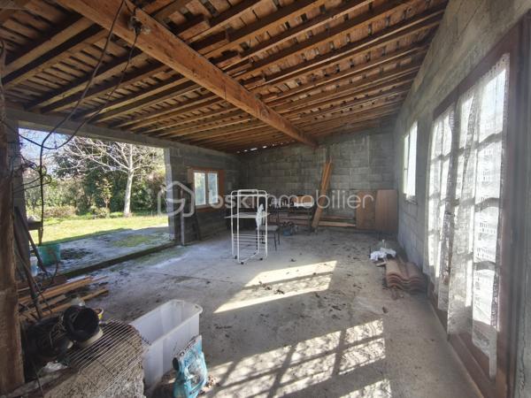 Située à proximité du centre-ville de Saint-Gaudens, cette maison d’environ 80 m² offre un beau potentiel pour un projet de rénovation. Actuellement partiellement rénovée, trois pièces ont déjà été retapées, laissant la possibilité de poursuivre les travaux selon vos souhaits pour créer un intérieur à votre image.

Elle dispose également d’un terrain d’environ 900 m², offrant un cadre idéal pour aménager jardin, espace extérieur ou extension. Un grand garage avec possibilité d’aménager un ou plusieurs espaces supplémentaires complète ce bien, parfait pour un atelier, un studio ou une habitation indépendante.

Ce bien présente de nombreux atouts : tout-à-l’égout, volet roulant électrique dans la partie rénovée, une cour intérieure d’environ 35 m², ainsi qu’un cabanon de jardin offrant un espace supplémentaire de stockage ou d’atelier. Pour un investisseur, il est envisageable de diviser le logement en deux unités distinctes, maximisant ainsi le potentiel locatif ou la valorisation du bien.

Cette maison constitue une opportunité unique pour réaliser un projet personnalisé ou un investissement rentable dans un secteur dynamique, tout en étant à proximité de toutes les commodités.

Pour plus d’informations ou organiser une visite, contactez-moi dès aujourd’hui.