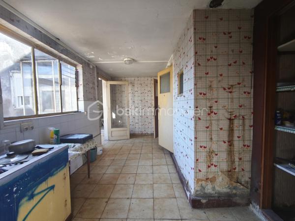 Située à proximité du centre-ville de Saint-Gaudens, cette maison d’environ 80 m² offre un beau potentiel pour un projet de rénovation. Actuellement partiellement rénovée, trois pièces ont déjà été retapées, laissant la possibilité de poursuivre les travaux selon vos souhaits pour créer un intérieur à votre image.

Elle dispose également d’un terrain d’environ 900 m², offrant un cadre idéal pour aménager jardin, espace extérieur ou extension. Un grand garage avec possibilité d’aménager un ou plusieurs espaces supplémentaires complète ce bien, parfait pour un atelier, un studio ou une habitation indépendante.

Ce bien présente de nombreux atouts : tout-à-l’égout, volet roulant électrique dans la partie rénovée, une cour intérieure d’environ 35 m², ainsi qu’un cabanon de jardin offrant un espace supplémentaire de stockage ou d’atelier. Pour un investisseur, il est envisageable de diviser le logement en deux unités distinctes, maximisant ainsi le potentiel locatif ou la valorisation du bien.

Cette maison constitue une opportunité unique pour réaliser un projet personnalisé ou un investissement rentable dans un secteur dynamique, tout en étant à proximité de toutes les commodités.

Pour plus d’informations ou organiser une visite, contactez-moi dès aujourd’hui.
