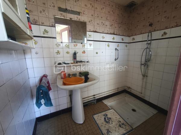 Située à proximité du centre-ville de Saint-Gaudens, cette maison d’environ 80 m² offre un beau potentiel pour un projet de rénovation. Actuellement partiellement rénovée, trois pièces ont déjà été retapées, laissant la possibilité de poursuivre les travaux selon vos souhaits pour créer un intérieur à votre image.

Elle dispose également d’un terrain d’environ 900 m², offrant un cadre idéal pour aménager jardin, espace extérieur ou extension. Un grand garage avec possibilité d’aménager un ou plusieurs espaces supplémentaires complète ce bien, parfait pour un atelier, un studio ou une habitation indépendante.

Ce bien présente de nombreux atouts : tout-à-l’égout, volet roulant électrique dans la partie rénovée, une cour intérieure d’environ 35 m², ainsi qu’un cabanon de jardin offrant un espace supplémentaire de stockage ou d’atelier. Pour un investisseur, il est envisageable de diviser le logement en deux unités distinctes, maximisant ainsi le potentiel locatif ou la valorisation du bien.

Cette maison constitue une opportunité unique pour réaliser un projet personnalisé ou un investissement rentable dans un secteur dynamique, tout en étant à proximité de toutes les commodités.

Pour plus d’informations ou organiser une visite, contactez-moi dès aujourd’hui.