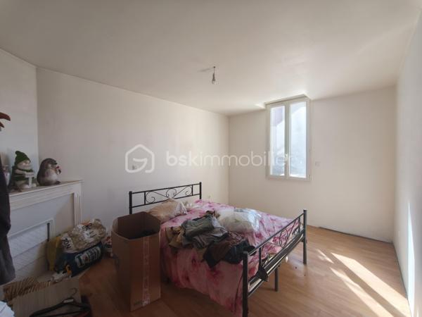 Située à proximité du centre-ville de Saint-Gaudens, cette maison d’environ 80 m² offre un beau potentiel pour un projet de rénovation. Actuellement partiellement rénovée, trois pièces ont déjà été retapées, laissant la possibilité de poursuivre les travaux selon vos souhaits pour créer un intérieur à votre image.

Elle dispose également d’un terrain d’environ 900 m², offrant un cadre idéal pour aménager jardin, espace extérieur ou extension. Un grand garage avec possibilité d’aménager un ou plusieurs espaces supplémentaires complète ce bien, parfait pour un atelier, un studio ou une habitation indépendante.

Ce bien présente de nombreux atouts : tout-à-l’égout, volet roulant électrique dans la partie rénovée, une cour intérieure d’environ 35 m², ainsi qu’un cabanon de jardin offrant un espace supplémentaire de stockage ou d’atelier. Pour un investisseur, il est envisageable de diviser le logement en deux unités distinctes, maximisant ainsi le potentiel locatif ou la valorisation du bien.

Cette maison constitue une opportunité unique pour réaliser un projet personnalisé ou un investissement rentable dans un secteur dynamique, tout en étant à proximité de toutes les commodités.

Pour plus d’informations ou organiser une visite, contactez-moi dès aujourd’hui.