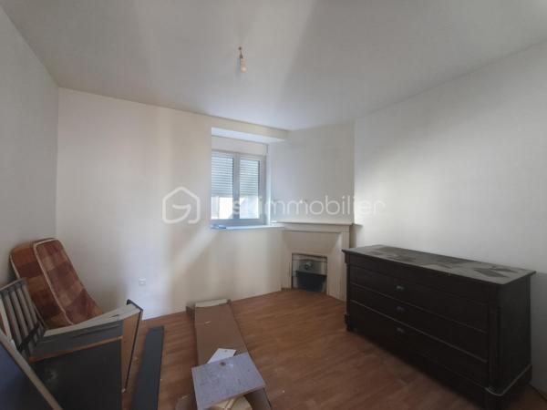 Située à proximité du centre-ville de Saint-Gaudens, cette maison d’environ 80 m² offre un beau potentiel pour un projet de rénovation. Actuellement partiellement rénovée, trois pièces ont déjà été retapées, laissant la possibilité de poursuivre les travaux selon vos souhaits pour créer un intérieur à votre image.

Elle dispose également d’un terrain d’environ 900 m², offrant un cadre idéal pour aménager jardin, espace extérieur ou extension. Un grand garage avec possibilité d’aménager un ou plusieurs espaces supplémentaires complète ce bien, parfait pour un atelier, un studio ou une habitation indépendante.

Ce bien présente de nombreux atouts : tout-à-l’égout, volet roulant électrique dans la partie rénovée, une cour intérieure d’environ 35 m², ainsi qu’un cabanon de jardin offrant un espace supplémentaire de stockage ou d’atelier. Pour un investisseur, il est envisageable de diviser le logement en deux unités distinctes, maximisant ainsi le potentiel locatif ou la valorisation du bien.

Cette maison constitue une opportunité unique pour réaliser un projet personnalisé ou un investissement rentable dans un secteur dynamique, tout en étant à proximité de toutes les commodités.

Pour plus d’informations ou organiser une visite, contactez-moi dès aujourd’hui.