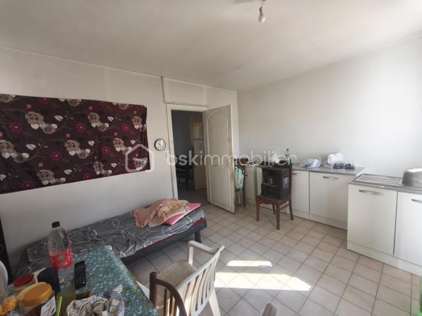 Située à proximité du centre-ville de Saint-Gaudens, cette maison d’environ 80 m² offre un beau potentiel pour un projet de rénovation. Actuellement partiellement rénovée, trois pièces ont déjà été retapées, laissant la possibilité de poursuivre les travaux selon vos souhaits pour créer un intérieur à votre image.

Elle dispose également d’un terrain d’environ 900 m², offrant un cadre idéal pour aménager jardin, espace extérieur ou extension. Un grand garage avec possibilité d’aménager un ou plusieurs espaces supplémentaires complète ce bien, parfait pour un atelier, un studio ou une habitation indépendante.

Ce bien présente de nombreux atouts : tout-à-l’égout, volet roulant électrique dans la partie rénovée, une cour intérieure d’environ 35 m², ainsi qu’un cabanon de jardin offrant un espace supplémentaire de stockage ou d’atelier. Pour un investisseur, il est envisageable de diviser le logement en deux unités distinctes, maximisant ainsi le potentiel locatif ou la valorisation du bien.

Cette maison constitue une opportunité unique pour réaliser un projet personnalisé ou un investissement rentable dans un secteur dynamique, tout en étant à proximité de toutes les commodités.

Pour plus d’informations ou organiser une visite, contactez-moi dès aujourd’hui.