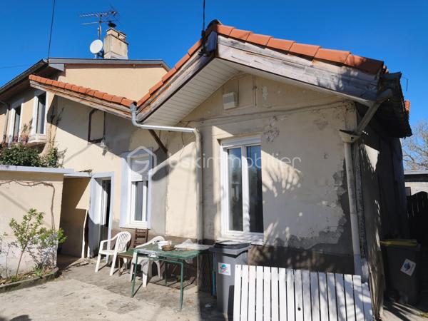 Située à proximité du centre-ville de Saint-Gaudens, cette maison d’environ 80 m² offre un beau potentiel pour un projet de rénovation. Actuellement partiellement rénovée, trois pièces ont déjà été retapées, laissant la possibilité de poursuivre les travaux selon vos souhaits pour créer un intérieur à votre image.

Elle dispose également d’un terrain d’environ 900 m², offrant un cadre idéal pour aménager jardin, espace extérieur ou extension. Un grand garage avec possibilité d’aménager un ou plusieurs espaces supplémentaires complète ce bien, parfait pour un atelier, un studio ou une habitation indépendante.

Ce bien présente de nombreux atouts : tout-à-l’égout, volet roulant électrique dans la partie rénovée, une cour intérieure d’environ 35 m², ainsi qu’un cabanon de jardin offrant un espace supplémentaire de stockage ou d’atelier. Pour un investisseur, il est envisageable de diviser le logement en deux unités distinctes, maximisant ainsi le potentiel locatif ou la valorisation du bien.

Cette maison constitue une opportunité unique pour réaliser un projet personnalisé ou un investissement rentable dans un secteur dynamique, tout en étant à proximité de toutes les commodités.

Pour plus d’informations ou organiser une visite, contactez-moi dès aujourd’hui.