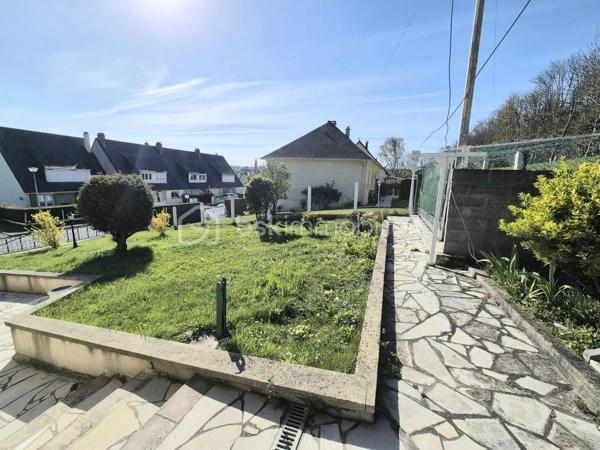 Maison familiale 7 pièces – 136 m² – Sous-sol complet – Port-en-Bessin 
À deux pas du port, de ses animations et de toutes les commodités, découvrez cette chaleureuse maison familiale de 136 m² habitables, édifiée sur un terrain de 500 m², dans un secteur calme et très recherché de Port‑en‑Bessin.

Un cadre de vie idéal, prêt à accueillir votre famille
Dès l’entrée, vous serez séduits par les volumes et la luminosité.
Le séjour, orienté plein sud, est sublimé par une cheminée à foyer ouvert pour des moments chaleureux et conviviaux. La cuisine aménagée, indépendante, complète cet espace de vie.
Le rez-de-chaussée propose également :
    • 2 chambres confortables (10,97 m² et 9,22 m²)
    • Une salle d’eau
    • WC séparés

👉 Une vraie vie de plain-pied

À l’étage : un espace nuit généreux
Un palier avec rangements dessert :
    • 3 grandes chambres (13 m², 15,10 m² et 17,10 m²)
    • Dont une suite avec douche privative et WC

Un sous-sol complet pour multiplier les possibilités
Stockage, atelier, buanderie, espace professionnel… Ce vaste sous-sol offre un potentiel rare pour adapter la maison à vos besoins.

Atouts supplémentaires
    • Huisseries PVC double vitrage
    • Volets roulants
    • Chauffage fioul
    • Jardin clos
    • Environnement calme et recherché

📍 Une maison chaleureuse, fonctionnelle et pleine de potentiel. Elle n’attend plus que vous pour révéler tout son charme. Un bien idéal pour une résidence principale, secondaire ou pour un projet de gîte, très recherché à Port‑en‑Bessin.

📞 À découvrir sans tarder !
