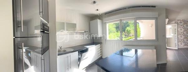 Vous recherchez un appartement où il fait bon vivre, dans un environnement paisible et verdoyant ? Ne cherchez plus !
Dès l’entrée, vous serez séduit par cet appartement particulièrement soigné, lumineux et chaleureux. Sa cuisine entièrement équipée et aménagée s’intègre parfaitement à un espace de vie agréable et convivial. Le chauffage individuel au gaz vous assure un confort optimal tout au long de l’année.
L’un de ses principaux atouts ? Une superbe terrasse couverte offrant une vue apaisante sur la verdure environnante. Ici, le chant des oiseaux remplace le bruit de la ville et les promenades sont à portée de pas. Un véritable havre de paix où l’on a presque l’impression d’être ailleurs.
Très cocooning, cet appartement dégage une atmosphère douce et accueillante qui donne immédiatement envie de s’y projeter et de le personnaliser à son goût.
Situé au premier étage avec ascenseur, il bénéficie d’un accès facile et pratique. Un garage en sous-sol complète ce bien.
Le voisinage est particulièrement agréable et bienveillant, contribuant à la qualité de vie exceptionnelle de cette résidence.
Un appartement où il suffit de poser ses valises et profiter de chaque instant.
À découvrir sans tarder !
Copropriété IMMOLYS AG RAVALEMENT pour OCT 2026