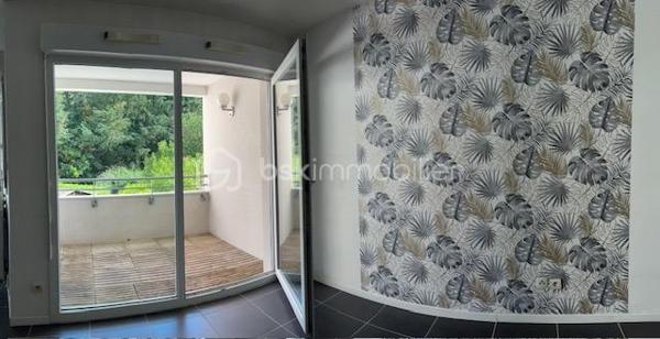 Vous recherchez un appartement où il fait bon vivre, dans un environnement paisible et verdoyant ? Ne cherchez plus !
Dès l’entrée, vous serez séduit par cet appartement particulièrement soigné, lumineux et chaleureux. Sa cuisine entièrement équipée et aménagée s’intègre parfaitement à un espace de vie agréable et convivial. Le chauffage individuel au gaz vous assure un confort optimal tout au long de l’année.
L’un de ses principaux atouts ? Une superbe terrasse couverte offrant une vue apaisante sur la verdure environnante. Ici, le chant des oiseaux remplace le bruit de la ville et les promenades sont à portée de pas. Un véritable havre de paix où l’on a presque l’impression d’être ailleurs.
Très cocooning, cet appartement dégage une atmosphère douce et accueillante qui donne immédiatement envie de s’y projeter et de le personnaliser à son goût.
Situé au premier étage avec ascenseur, il bénéficie d’un accès facile et pratique. Un garage en sous-sol complète ce bien.
Le voisinage est particulièrement agréable et bienveillant, contribuant à la qualité de vie exceptionnelle de cette résidence.
Un appartement où il suffit de poser ses valises et profiter de chaque instant.
À découvrir sans tarder !
Copropriété IMMOLYS AG RAVALEMENT pour OCT 2026