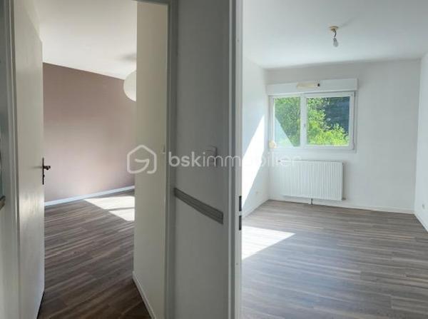Vous recherchez un appartement où il fait bon vivre, dans un environnement paisible et verdoyant ? Ne cherchez plus !
Dès l’entrée, vous serez séduit par cet appartement particulièrement soigné, lumineux et chaleureux. Sa cuisine entièrement équipée et aménagée s’intègre parfaitement à un espace de vie agréable et convivial. Le chauffage individuel au gaz vous assure un confort optimal tout au long de l’année.
L’un de ses principaux atouts ? Une superbe terrasse couverte offrant une vue apaisante sur la verdure environnante. Ici, le chant des oiseaux remplace le bruit de la ville et les promenades sont à portée de pas. Un véritable havre de paix où l’on a presque l’impression d’être ailleurs.
Très cocooning, cet appartement dégage une atmosphère douce et accueillante qui donne immédiatement envie de s’y projeter et de le personnaliser à son goût.
Situé au premier étage avec ascenseur, il bénéficie d’un accès facile et pratique. Un garage en sous-sol complète ce bien.
Le voisinage est particulièrement agréable et bienveillant, contribuant à la qualité de vie exceptionnelle de cette résidence.
Un appartement où il suffit de poser ses valises et profiter de chaque instant.
À découvrir sans tarder !
Copropriété IMMOLYS AG RAVALEMENT pour OCT 2026