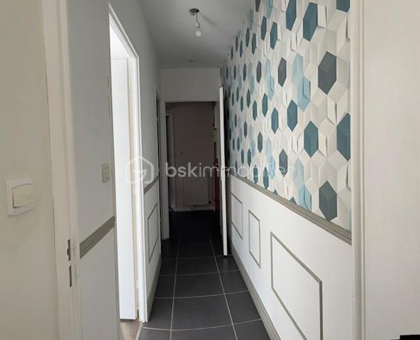 Vous recherchez un appartement où il fait bon vivre, dans un environnement paisible et verdoyant ? Ne cherchez plus !
Dès l’entrée, vous serez séduit par cet appartement particulièrement soigné, lumineux et chaleureux. Sa cuisine entièrement équipée et aménagée s’intègre parfaitement à un espace de vie agréable et convivial. Le chauffage individuel au gaz vous assure un confort optimal tout au long de l’année.
L’un de ses principaux atouts ? Une superbe terrasse couverte offrant une vue apaisante sur la verdure environnante. Ici, le chant des oiseaux remplace le bruit de la ville et les promenades sont à portée de pas. Un véritable havre de paix où l’on a presque l’impression d’être ailleurs.
Très cocooning, cet appartement dégage une atmosphère douce et accueillante qui donne immédiatement envie de s’y projeter et de le personnaliser à son goût.
Situé au premier étage avec ascenseur, il bénéficie d’un accès facile et pratique. Un garage en sous-sol complète ce bien.
Le voisinage est particulièrement agréable et bienveillant, contribuant à la qualité de vie exceptionnelle de cette résidence.
Un appartement où il suffit de poser ses valises et profiter de chaque instant.
À découvrir sans tarder !
Copropriété IMMOLYS AG RAVALEMENT pour OCT 2026