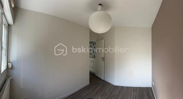 Vous recherchez un appartement où il fait bon vivre, dans un environnement paisible et verdoyant ? Ne cherchez plus !
Dès l’entrée, vous serez séduit par cet appartement particulièrement soigné, lumineux et chaleureux. Sa cuisine entièrement équipée et aménagée s’intègre parfaitement à un espace de vie agréable et convivial. Le chauffage individuel au gaz vous assure un confort optimal tout au long de l’année.
L’un de ses principaux atouts ? Une superbe terrasse couverte offrant une vue apaisante sur la verdure environnante. Ici, le chant des oiseaux remplace le bruit de la ville et les promenades sont à portée de pas. Un véritable havre de paix où l’on a presque l’impression d’être ailleurs.
Très cocooning, cet appartement dégage une atmosphère douce et accueillante qui donne immédiatement envie de s’y projeter et de le personnaliser à son goût.
Situé au premier étage avec ascenseur, il bénéficie d’un accès facile et pratique. Un garage en sous-sol complète ce bien.
Le voisinage est particulièrement agréable et bienveillant, contribuant à la qualité de vie exceptionnelle de cette résidence.
Un appartement où il suffit de poser ses valises et profiter de chaque instant.
À découvrir sans tarder !
Copropriété IMMOLYS AG RAVALEMENT pour OCT 2026