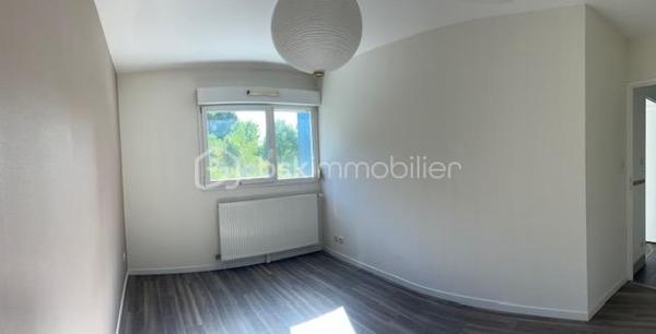 Vous recherchez un appartement où il fait bon vivre, dans un environnement paisible et verdoyant ? Ne cherchez plus !
Dès l’entrée, vous serez séduit par cet appartement particulièrement soigné, lumineux et chaleureux. Sa cuisine entièrement équipée et aménagée s’intègre parfaitement à un espace de vie agréable et convivial. Le chauffage individuel au gaz vous assure un confort optimal tout au long de l’année.
L’un de ses principaux atouts ? Une superbe terrasse couverte offrant une vue apaisante sur la verdure environnante. Ici, le chant des oiseaux remplace le bruit de la ville et les promenades sont à portée de pas. Un véritable havre de paix où l’on a presque l’impression d’être ailleurs.
Très cocooning, cet appartement dégage une atmosphère douce et accueillante qui donne immédiatement envie de s’y projeter et de le personnaliser à son goût.
Situé au premier étage avec ascenseur, il bénéficie d’un accès facile et pratique. Un garage en sous-sol complète ce bien.
Le voisinage est particulièrement agréable et bienveillant, contribuant à la qualité de vie exceptionnelle de cette résidence.
Un appartement où il suffit de poser ses valises et profiter de chaque instant.
À découvrir sans tarder !
Copropriété IMMOLYS AG RAVALEMENT pour OCT 2026