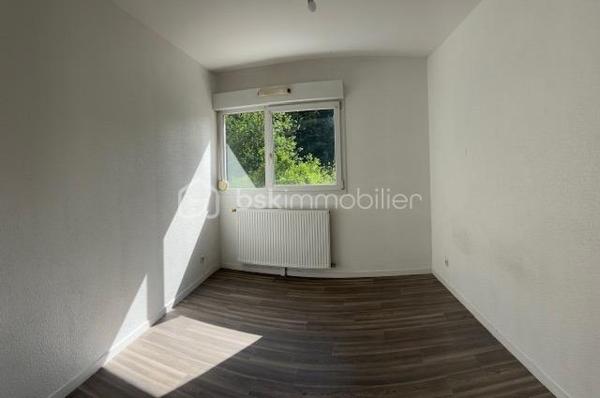 Vous recherchez un appartement où il fait bon vivre, dans un environnement paisible et verdoyant ? Ne cherchez plus !
Dès l’entrée, vous serez séduit par cet appartement particulièrement soigné, lumineux et chaleureux. Sa cuisine entièrement équipée et aménagée s’intègre parfaitement à un espace de vie agréable et convivial. Le chauffage individuel au gaz vous assure un confort optimal tout au long de l’année.
L’un de ses principaux atouts ? Une superbe terrasse couverte offrant une vue apaisante sur la verdure environnante. Ici, le chant des oiseaux remplace le bruit de la ville et les promenades sont à portée de pas. Un véritable havre de paix où l’on a presque l’impression d’être ailleurs.
Très cocooning, cet appartement dégage une atmosphère douce et accueillante qui donne immédiatement envie de s’y projeter et de le personnaliser à son goût.
Situé au premier étage avec ascenseur, il bénéficie d’un accès facile et pratique. Un garage en sous-sol complète ce bien.
Le voisinage est particulièrement agréable et bienveillant, contribuant à la qualité de vie exceptionnelle de cette résidence.
Un appartement où il suffit de poser ses valises et profiter de chaque instant.
À découvrir sans tarder !
Copropriété IMMOLYS AG RAVALEMENT pour OCT 2026