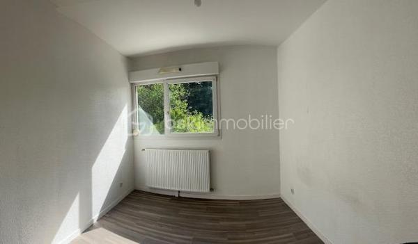 Vous recherchez un appartement où il fait bon vivre, dans un environnement paisible et verdoyant ? Ne cherchez plus !
Dès l’entrée, vous serez séduit par cet appartement particulièrement soigné, lumineux et chaleureux. Sa cuisine entièrement équipée et aménagée s’intègre parfaitement à un espace de vie agréable et convivial. Le chauffage individuel au gaz vous assure un confort optimal tout au long de l’année.
L’un de ses principaux atouts ? Une superbe terrasse couverte offrant une vue apaisante sur la verdure environnante. Ici, le chant des oiseaux remplace le bruit de la ville et les promenades sont à portée de pas. Un véritable havre de paix où l’on a presque l’impression d’être ailleurs.
Très cocooning, cet appartement dégage une atmosphère douce et accueillante qui donne immédiatement envie de s’y projeter et de le personnaliser à son goût.
Situé au premier étage avec ascenseur, il bénéficie d’un accès facile et pratique. Un garage en sous-sol complète ce bien.
Le voisinage est particulièrement agréable et bienveillant, contribuant à la qualité de vie exceptionnelle de cette résidence.
Un appartement où il suffit de poser ses valises et profiter de chaque instant.
À découvrir sans tarder !
Copropriété IMMOLYS AG RAVALEMENT pour OCT 2026