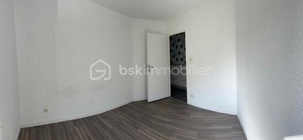 Vous recherchez un appartement où il fait bon vivre, dans un environnement paisible et verdoyant ? Ne cherchez plus !
Dès l’entrée, vous serez séduit par cet appartement particulièrement soigné, lumineux et chaleureux. Sa cuisine entièrement équipée et aménagée s’intègre parfaitement à un espace de vie agréable et convivial. Le chauffage individuel au gaz vous assure un confort optimal tout au long de l’année.
L’un de ses principaux atouts ? Une superbe terrasse couverte offrant une vue apaisante sur la verdure environnante. Ici, le chant des oiseaux remplace le bruit de la ville et les promenades sont à portée de pas. Un véritable havre de paix où l’on a presque l’impression d’être ailleurs.
Très cocooning, cet appartement dégage une atmosphère douce et accueillante qui donne immédiatement envie de s’y projeter et de le personnaliser à son goût.
Situé au premier étage avec ascenseur, il bénéficie d’un accès facile et pratique. Un garage en sous-sol complète ce bien.
Le voisinage est particulièrement agréable et bienveillant, contribuant à la qualité de vie exceptionnelle de cette résidence.
Un appartement où il suffit de poser ses valises et profiter de chaque instant.
À découvrir sans tarder !
Copropriété IMMOLYS AG RAVALEMENT pour OCT 2026