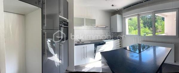 Vous recherchez un appartement où il fait bon vivre, dans un environnement paisible et verdoyant ? Ne cherchez plus !
Dès l’entrée, vous serez séduit par cet appartement particulièrement soigné, lumineux et chaleureux. Sa cuisine entièrement équipée et aménagée s’intègre parfaitement à un espace de vie agréable et convivial. Le chauffage individuel au gaz vous assure un confort optimal tout au long de l’année.
L’un de ses principaux atouts ? Une superbe terrasse couverte offrant une vue apaisante sur la verdure environnante. Ici, le chant des oiseaux remplace le bruit de la ville et les promenades sont à portée de pas. Un véritable havre de paix où l’on a presque l’impression d’être ailleurs.
Très cocooning, cet appartement dégage une atmosphère douce et accueillante qui donne immédiatement envie de s’y projeter et de le personnaliser à son goût.
Situé au premier étage avec ascenseur, il bénéficie d’un accès facile et pratique. Un garage en sous-sol complète ce bien.
Le voisinage est particulièrement agréable et bienveillant, contribuant à la qualité de vie exceptionnelle de cette résidence.
Un appartement où il suffit de poser ses valises et profiter de chaque instant.
À découvrir sans tarder !
Copropriété IMMOLYS AG RAVALEMENT pour OCT 2026
