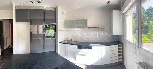 Vous recherchez un appartement où il fait bon vivre, dans un environnement paisible et verdoyant ? Ne cherchez plus !
Dès l’entrée, vous serez séduit par cet appartement particulièrement soigné, lumineux et chaleureux. Sa cuisine entièrement équipée et aménagée s’intègre parfaitement à un espace de vie agréable et convivial. Le chauffage individuel au gaz vous assure un confort optimal tout au long de l’année.
L’un de ses principaux atouts ? Une superbe terrasse couverte offrant une vue apaisante sur la verdure environnante. Ici, le chant des oiseaux remplace le bruit de la ville et les promenades sont à portée de pas. Un véritable havre de paix où l’on a presque l’impression d’être ailleurs.
Très cocooning, cet appartement dégage une atmosphère douce et accueillante qui donne immédiatement envie de s’y projeter et de le personnaliser à son goût.
Situé au premier étage avec ascenseur, il bénéficie d’un accès facile et pratique. Un garage en sous-sol complète ce bien.
Le voisinage est particulièrement agréable et bienveillant, contribuant à la qualité de vie exceptionnelle de cette résidence.
Un appartement où il suffit de poser ses valises et profiter de chaque instant.
À découvrir sans tarder !
Copropriété IMMOLYS AG RAVALEMENT pour OCT 2026