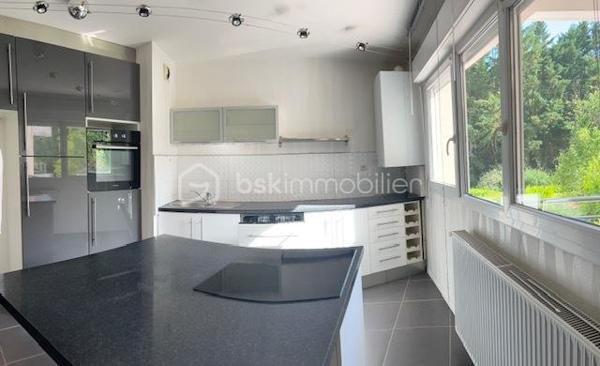 Vous recherchez un appartement où il fait bon vivre, dans un environnement paisible et verdoyant ? Ne cherchez plus !
Dès l’entrée, vous serez séduit par cet appartement particulièrement soigné, lumineux et chaleureux. Sa cuisine entièrement équipée et aménagée s’intègre parfaitement à un espace de vie agréable et convivial. Le chauffage individuel au gaz vous assure un confort optimal tout au long de l’année.
L’un de ses principaux atouts ? Une superbe terrasse couverte offrant une vue apaisante sur la verdure environnante. Ici, le chant des oiseaux remplace le bruit de la ville et les promenades sont à portée de pas. Un véritable havre de paix où l’on a presque l’impression d’être ailleurs.
Très cocooning, cet appartement dégage une atmosphère douce et accueillante qui donne immédiatement envie de s’y projeter et de le personnaliser à son goût.
Situé au premier étage avec ascenseur, il bénéficie d’un accès facile et pratique. Un garage en sous-sol complète ce bien.
Le voisinage est particulièrement agréable et bienveillant, contribuant à la qualité de vie exceptionnelle de cette résidence.
Un appartement où il suffit de poser ses valises et profiter de chaque instant.
À découvrir sans tarder !
Copropriété IMMOLYS AG RAVALEMENT pour OCT 2026