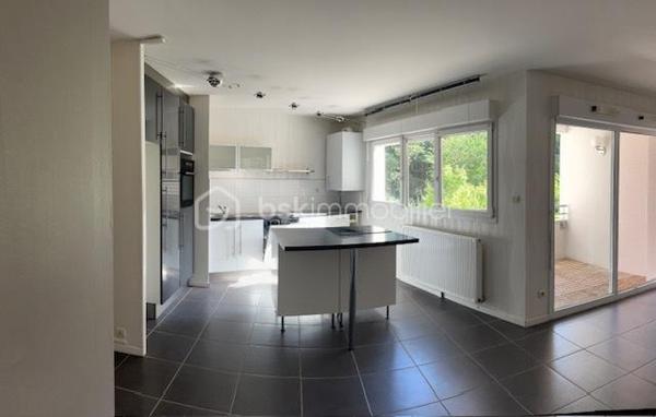 Vous recherchez un appartement où il fait bon vivre, dans un environnement paisible et verdoyant ? Ne cherchez plus !
Dès l’entrée, vous serez séduit par cet appartement particulièrement soigné, lumineux et chaleureux. Sa cuisine entièrement équipée et aménagée s’intègre parfaitement à un espace de vie agréable et convivial. Le chauffage individuel au gaz vous assure un confort optimal tout au long de l’année.
L’un de ses principaux atouts ? Une superbe terrasse couverte offrant une vue apaisante sur la verdure environnante. Ici, le chant des oiseaux remplace le bruit de la ville et les promenades sont à portée de pas. Un véritable havre de paix où l’on a presque l’impression d’être ailleurs.
Très cocooning, cet appartement dégage une atmosphère douce et accueillante qui donne immédiatement envie de s’y projeter et de le personnaliser à son goût.
Situé au premier étage avec ascenseur, il bénéficie d’un accès facile et pratique. Un garage en sous-sol complète ce bien.
Le voisinage est particulièrement agréable et bienveillant, contribuant à la qualité de vie exceptionnelle de cette résidence.
Un appartement où il suffit de poser ses valises et profiter de chaque instant.
À découvrir sans tarder !
Copropriété IMMOLYS AG RAVALEMENT pour OCT 2026
