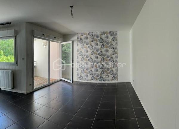 Vous recherchez un appartement où il fait bon vivre, dans un environnement paisible et verdoyant ? Ne cherchez plus !
Dès l’entrée, vous serez séduit par cet appartement particulièrement soigné, lumineux et chaleureux. Sa cuisine entièrement équipée et aménagée s’intègre parfaitement à un espace de vie agréable et convivial. Le chauffage individuel au gaz vous assure un confort optimal tout au long de l’année.
L’un de ses principaux atouts ? Une superbe terrasse couverte offrant une vue apaisante sur la verdure environnante. Ici, le chant des oiseaux remplace le bruit de la ville et les promenades sont à portée de pas. Un véritable havre de paix où l’on a presque l’impression d’être ailleurs.
Très cocooning, cet appartement dégage une atmosphère douce et accueillante qui donne immédiatement envie de s’y projeter et de le personnaliser à son goût.
Situé au premier étage avec ascenseur, il bénéficie d’un accès facile et pratique. Un garage en sous-sol complète ce bien.
Le voisinage est particulièrement agréable et bienveillant, contribuant à la qualité de vie exceptionnelle de cette résidence.
Un appartement où il suffit de poser ses valises et profiter de chaque instant.
À découvrir sans tarder !
Copropriété IMMOLYS AG RAVALEMENT pour OCT 2026