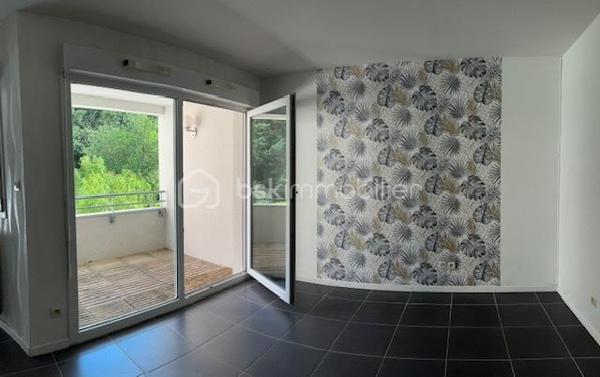 Vous recherchez un appartement où il fait bon vivre, dans un environnement paisible et verdoyant ? Ne cherchez plus !
Dès l’entrée, vous serez séduit par cet appartement particulièrement soigné, lumineux et chaleureux. Sa cuisine entièrement équipée et aménagée s’intègre parfaitement à un espace de vie agréable et convivial. Le chauffage individuel au gaz vous assure un confort optimal tout au long de l’année.
L’un de ses principaux atouts ? Une superbe terrasse couverte offrant une vue apaisante sur la verdure environnante. Ici, le chant des oiseaux remplace le bruit de la ville et les promenades sont à portée de pas. Un véritable havre de paix où l’on a presque l’impression d’être ailleurs.
Très cocooning, cet appartement dégage une atmosphère douce et accueillante qui donne immédiatement envie de s’y projeter et de le personnaliser à son goût.
Situé au premier étage avec ascenseur, il bénéficie d’un accès facile et pratique. Un garage en sous-sol complète ce bien.
Le voisinage est particulièrement agréable et bienveillant, contribuant à la qualité de vie exceptionnelle de cette résidence.
Un appartement où il suffit de poser ses valises et profiter de chaque instant.
À découvrir sans tarder !
Copropriété IMMOLYS AG RAVALEMENT pour OCT 2026