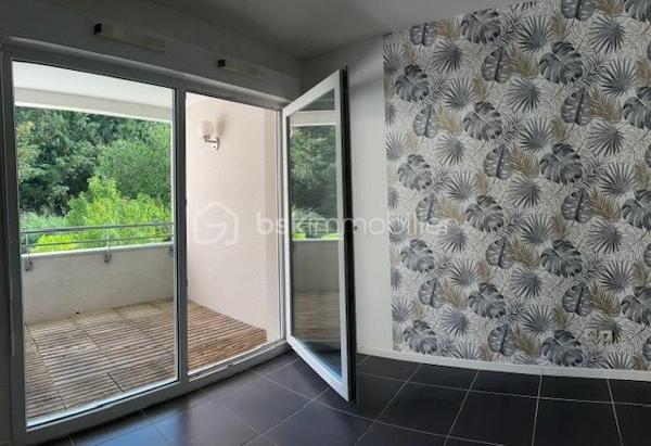 Vous recherchez un appartement où il fait bon vivre, dans un environnement paisible et verdoyant ? Ne cherchez plus !
Dès l’entrée, vous serez séduit par cet appartement particulièrement soigné, lumineux et chaleureux. Sa cuisine entièrement équipée et aménagée s’intègre parfaitement à un espace de vie agréable et convivial. Le chauffage individuel au gaz vous assure un confort optimal tout au long de l’année.
L’un de ses principaux atouts ? Une superbe terrasse couverte offrant une vue apaisante sur la verdure environnante. Ici, le chant des oiseaux remplace le bruit de la ville et les promenades sont à portée de pas. Un véritable havre de paix où l’on a presque l’impression d’être ailleurs.
Très cocooning, cet appartement dégage une atmosphère douce et accueillante qui donne immédiatement envie de s’y projeter et de le personnaliser à son goût.
Situé au premier étage avec ascenseur, il bénéficie d’un accès facile et pratique. Un garage en sous-sol complète ce bien.
Le voisinage est particulièrement agréable et bienveillant, contribuant à la qualité de vie exceptionnelle de cette résidence.
Un appartement où il suffit de poser ses valises et profiter de chaque instant.
À découvrir sans tarder !
Copropriété IMMOLYS AG RAVALEMENT pour OCT 2026