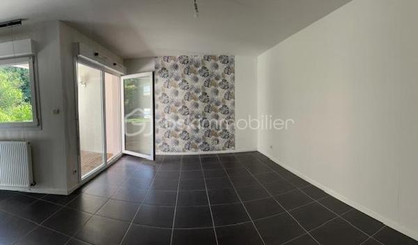 Vous recherchez un appartement où il fait bon vivre, dans un environnement paisible et verdoyant ? Ne cherchez plus !
Dès l’entrée, vous serez séduit par cet appartement particulièrement soigné, lumineux et chaleureux. Sa cuisine entièrement équipée et aménagée s’intègre parfaitement à un espace de vie agréable et convivial. Le chauffage individuel au gaz vous assure un confort optimal tout au long de l’année.
L’un de ses principaux atouts ? Une superbe terrasse couverte offrant une vue apaisante sur la verdure environnante. Ici, le chant des oiseaux remplace le bruit de la ville et les promenades sont à portée de pas. Un véritable havre de paix où l’on a presque l’impression d’être ailleurs.
Très cocooning, cet appartement dégage une atmosphère douce et accueillante qui donne immédiatement envie de s’y projeter et de le personnaliser à son goût.
Situé au premier étage avec ascenseur, il bénéficie d’un accès facile et pratique. Un garage en sous-sol complète ce bien.
Le voisinage est particulièrement agréable et bienveillant, contribuant à la qualité de vie exceptionnelle de cette résidence.
Un appartement où il suffit de poser ses valises et profiter de chaque instant.
À découvrir sans tarder !
Copropriété IMMOLYS AG RAVALEMENT pour OCT 2026