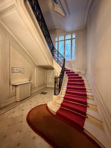 PARIS XVI - VICTOR HUGO/ RAYMOND POINCARE. APPARTEMENT HAUSSMANNIEN 3 CHAMBRES + STUDIO