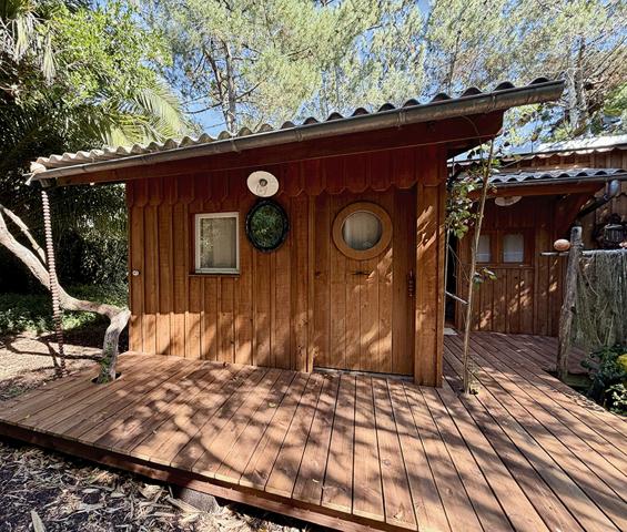 Cap Ferret 44 hectares 2eme ligne, plage du Mimbeau, 5 ravissantes cabanes bois sur terrain de 980 m2