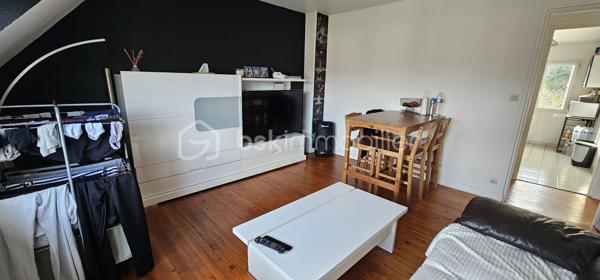 🏠 🏢 Immeuble de rapport
Opportunité Spécial Investisseur : Maison de Ville de 3 Appartements – MONOPROPRIÉTÉ- Caen Proche UNIVERSITÉ
Située dans le secteur recherché de Caen Proche université, découvrez cette maison en MONOPROPRIÉTÉ de 110m2 environ, parfaitement configurée pour un investissement locatif serein et rentable.
Un bien, trois revenus immédiats
Cet immeuble de rapport se compose de trois appartements déjà loués, offrant une gestion simplifiée :
* T2 en Rez-de-chaussée : 37,71 m2 comprenant un séjour avec cuisine séparée, une chambre et une salle de bain avec WC. (Loué 450 €)
* Studio/T1 Bis en Rez-de-chaussée : 22,91 m2 optimisé avec séjour et cuisine équipée, une chambre et salle d'eau avec WC. (Loué 420 €)
* Beau T3 à l'étage : 52,41 m2 lumineux offrant de beaux volumes. Entrée indépendante, couloir desservant un salon-séjour spacieux, deux chambres (dont une avec placard), cuisine aménagée et équipée, salle d'eau et WC séparé. (Loué meublé 650 €)
Les "Plus" qui font la différence :
* Cave en sous-sol pour le stockage
* Garage et annexe en fond de parcelle : un potentiel de valorisation ou de stockage supplémentaire
* Stationnement privatif : Possibilité de garer plusieurs véhicules directement sur le terrain
* Revenu locatif stable : 1520€ de loyers mensuels HC , TF: 2500€, soit renta de 5,10%
* Monopropriété : Aucune charge de copropriété
* Localisation stratégique : Proximité immédiate de l'Université, des services et des transports.
À VISITER SANS TARDER