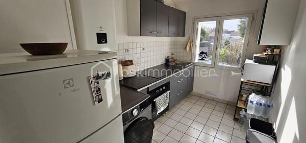 🏠 🏢 Immeuble de rapport
Opportunité Spécial Investisseur : Maison de Ville de 3 Appartements – MONOPROPRIÉTÉ- Caen Proche UNIVERSITÉ
Située dans le secteur recherché de Caen Proche université, découvrez cette maison en MONOPROPRIÉTÉ de 110m2 environ, parfaitement configurée pour un investissement locatif serein et rentable.
Un bien, trois revenus immédiats
Cet immeuble de rapport se compose de trois appartements déjà loués, offrant une gestion simplifiée :
* T2 en Rez-de-chaussée : 37,71 m2 comprenant un séjour avec cuisine séparée, une chambre et une salle de bain avec WC. (Loué 450 €)
* Studio/T1 Bis en Rez-de-chaussée : 22,91 m2 optimisé avec séjour et cuisine équipée, une chambre et salle d'eau avec WC. (Loué 420 €)
* Beau T3 à l'étage : 52,41 m2 lumineux offrant de beaux volumes. Entrée indépendante, couloir desservant un salon-séjour spacieux, deux chambres (dont une avec placard), cuisine aménagée et équipée, salle d'eau et WC séparé. (Loué meublé 650 €)
Les "Plus" qui font la différence :
* Cave en sous-sol pour le stockage
* Garage et annexe en fond de parcelle : un potentiel de valorisation ou de stockage supplémentaire
* Stationnement privatif : Possibilité de garer plusieurs véhicules directement sur le terrain
* Revenu locatif stable : 1520€ de loyers mensuels HC , TF: 2500€, soit renta de 5,10%
* Monopropriété : Aucune charge de copropriété
* Localisation stratégique : Proximité immédiate de l'Université, des services et des transports.
À VISITER SANS TARDER