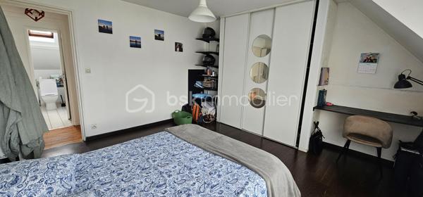 🏠 🏢 Immeuble de rapport
Opportunité Spécial Investisseur : Maison de Ville de 3 Appartements – MONOPROPRIÉTÉ- Caen Proche UNIVERSITÉ
Située dans le secteur recherché de Caen Proche université, découvrez cette maison en MONOPROPRIÉTÉ de 110m2 environ, parfaitement configurée pour un investissement locatif serein et rentable.
Un bien, trois revenus immédiats
Cet immeuble de rapport se compose de trois appartements déjà loués, offrant une gestion simplifiée :
* T2 en Rez-de-chaussée : 37,71 m2 comprenant un séjour avec cuisine séparée, une chambre et une salle de bain avec WC. (Loué 450 €)
* Studio/T1 Bis en Rez-de-chaussée : 22,91 m2 optimisé avec séjour et cuisine équipée, une chambre et salle d'eau avec WC. (Loué 420 €)
* Beau T3 à l'étage : 52,41 m2 lumineux offrant de beaux volumes. Entrée indépendante, couloir desservant un salon-séjour spacieux, deux chambres (dont une avec placard), cuisine aménagée et équipée, salle d'eau et WC séparé. (Loué meublé 650 €)
Les "Plus" qui font la différence :
* Cave en sous-sol pour le stockage
* Garage et annexe en fond de parcelle : un potentiel de valorisation ou de stockage supplémentaire
* Stationnement privatif : Possibilité de garer plusieurs véhicules directement sur le terrain
* Revenu locatif stable : 1520€ de loyers mensuels HC , TF: 2500€, soit renta de 5,10%
* Monopropriété : Aucune charge de copropriété
* Localisation stratégique : Proximité immédiate de l'Université, des services et des transports.
À VISITER SANS TARDER