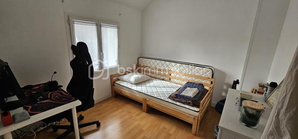 🏠 🏢 Immeuble de rapport
Opportunité Spécial Investisseur : Maison de Ville de 3 Appartements – MONOPROPRIÉTÉ- Caen Proche UNIVERSITÉ
Située dans le secteur recherché de Caen Proche université, découvrez cette maison en MONOPROPRIÉTÉ de 110m2 environ, parfaitement configurée pour un investissement locatif serein et rentable.
Un bien, trois revenus immédiats
Cet immeuble de rapport se compose de trois appartements déjà loués, offrant une gestion simplifiée :
* T2 en Rez-de-chaussée : 37,71 m2 comprenant un séjour avec cuisine séparée, une chambre et une salle de bain avec WC. (Loué 450 €)
* Studio/T1 Bis en Rez-de-chaussée : 22,91 m2 optimisé avec séjour et cuisine équipée, une chambre et salle d'eau avec WC. (Loué 420 €)
* Beau T3 à l'étage : 52,41 m2 lumineux offrant de beaux volumes. Entrée indépendante, couloir desservant un salon-séjour spacieux, deux chambres (dont une avec placard), cuisine aménagée et équipée, salle d'eau et WC séparé. (Loué meublé 650 €)
Les "Plus" qui font la différence :
* Cave en sous-sol pour le stockage
* Garage et annexe en fond de parcelle : un potentiel de valorisation ou de stockage supplémentaire
* Stationnement privatif : Possibilité de garer plusieurs véhicules directement sur le terrain
* Revenu locatif stable : 1520€ de loyers mensuels HC , TF: 2500€, soit renta de 5,10%
* Monopropriété : Aucune charge de copropriété
* Localisation stratégique : Proximité immédiate de l'Université, des services et des transports.
À VISITER SANS TARDER