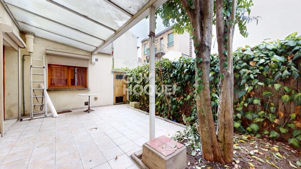 Rare aux Lilas : charme de l' ancien avec cheminée, terrasse et fort potentiel créatif.