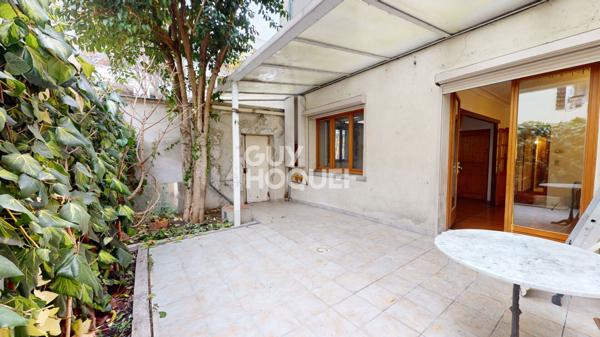 Rare aux Lilas : charme de l' ancien avec cheminée, terrasse et fort potentiel créatif.