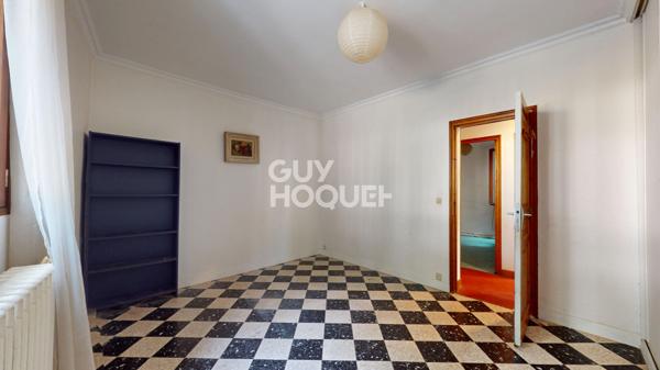 Charme de l' ancien avec cheminée, terrasse et travaux à prévoir.